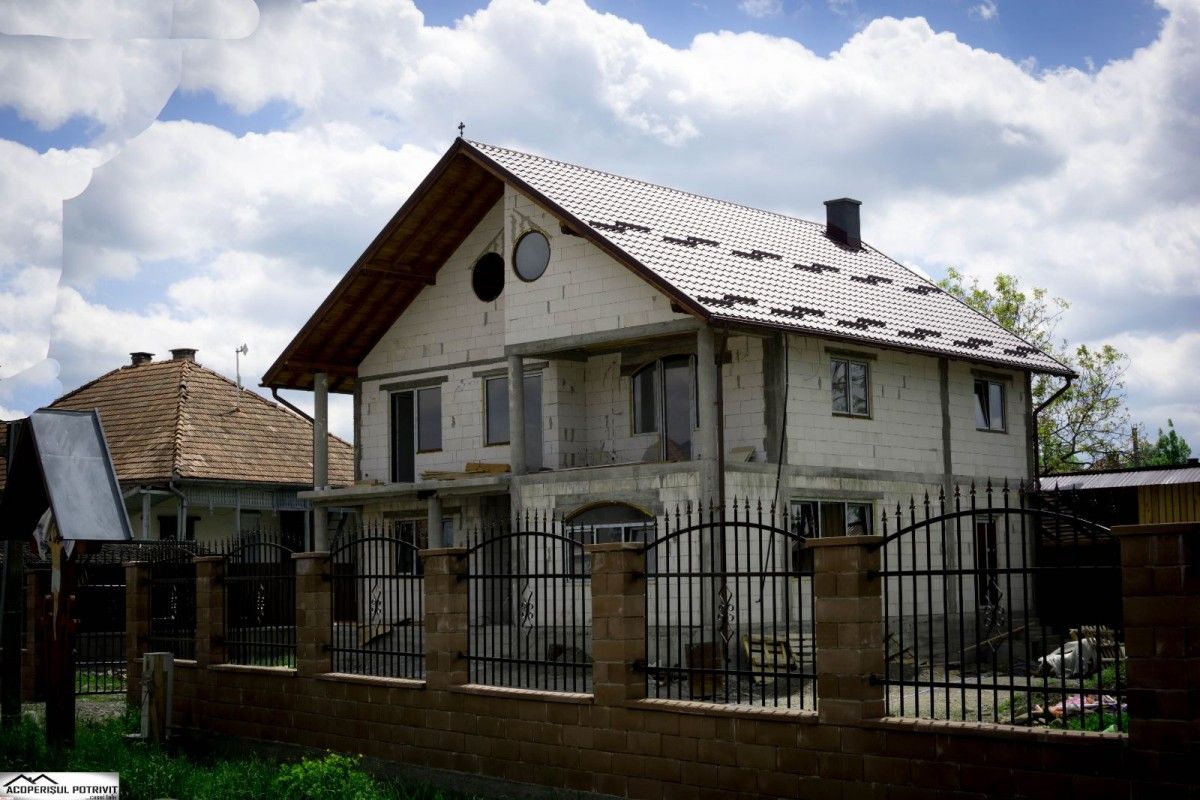Fotografie 24 din arhiva proprie cu un acoperiș metalic, 2019